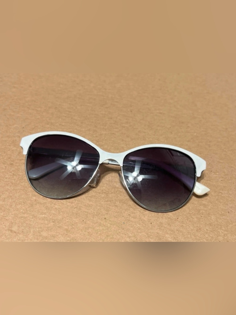 Tahari women’s white fashion sunglasses